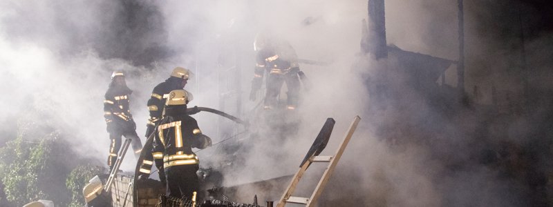 В Киеве на Осокорках дотла сгорел двухэтажный дом