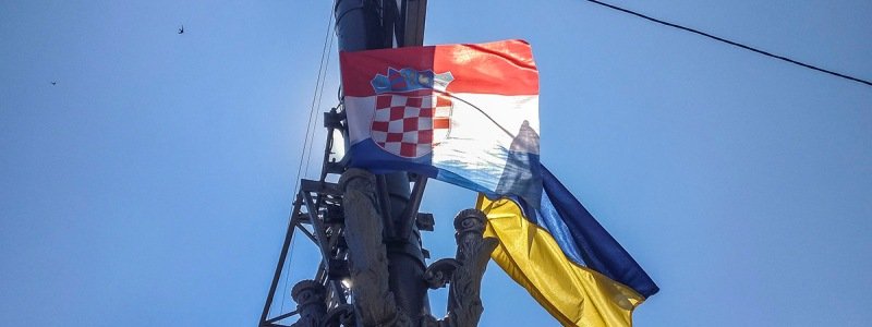 В Киеве на Крещатике развесили флаги Хорватии: подробности