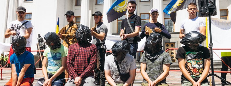 В Киеве Нацкорпус "расстрелял" пленных под ВР и предложил депутатам посидеть в клетке