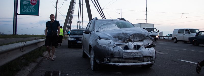 В Киеве на Северном мосту из-за аварии загорелся автомобиль