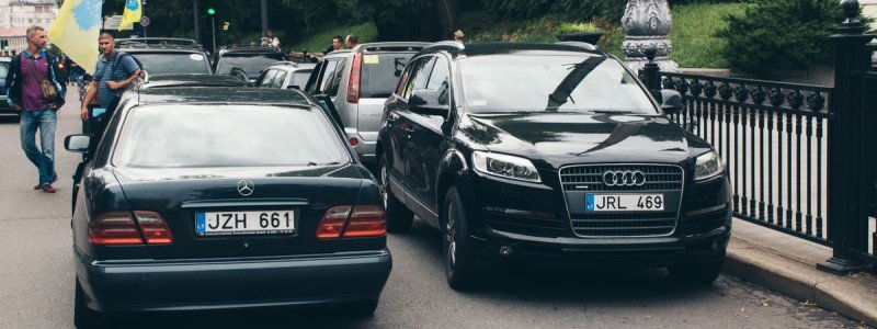 Верховная Рада проголосовала за законы о "евробляхах": реакция водителей нерастаможенных авто