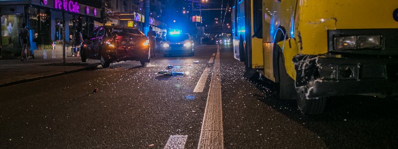 В Киеве на проспекте Победы маршрутка с пассажирами попала в аварию из-за девушки на Hyundai