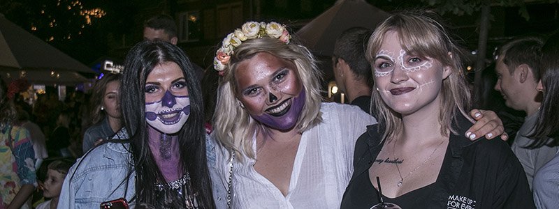 Скелеты, пираты и "мертвые" невесты на карнавале Santa Muerte: ищи себя на фото
