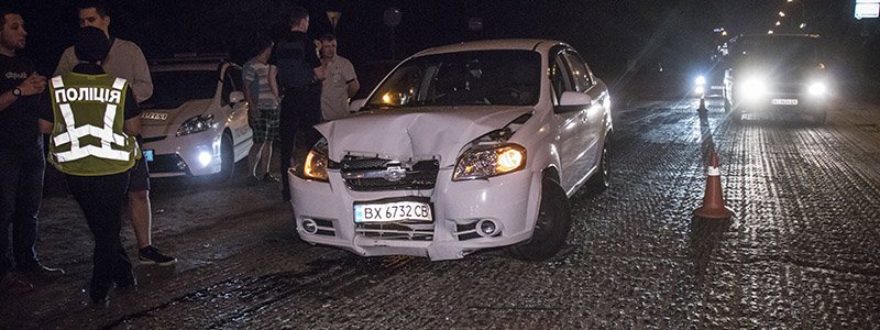 В Киеве в Бортничах пьяный водитель Chevrolet протаранил Mercedes и травмировал женщину с собакой