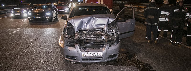 В Киеве на Южном мосту из-за открывшегося капота столкнулись три машины