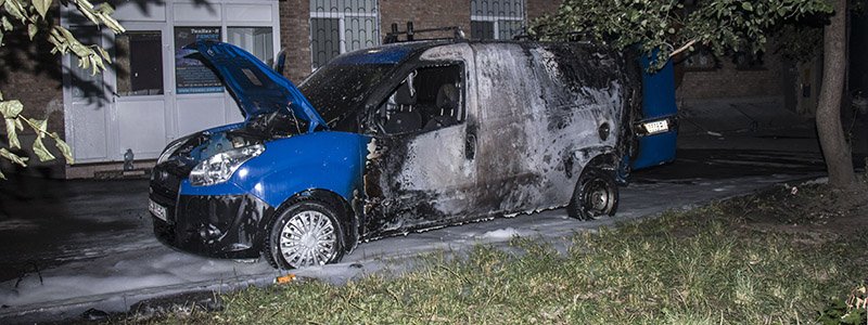 В Киеве на Чоколовке во дворе дома сгорела машина
