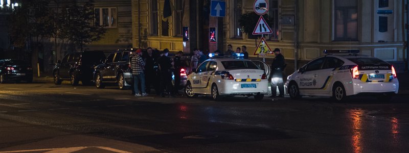 В центре Киева конфликт между пьяными на Land Cruiser и полицией закончился слезоточивым газом и наручниками