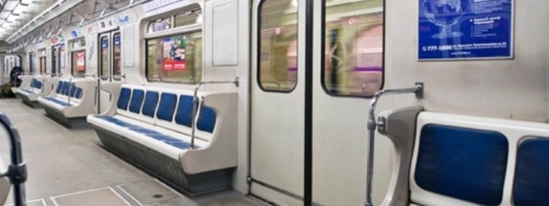 Реклама в метро: сколько зарабатывает подземка на размещении объявлений