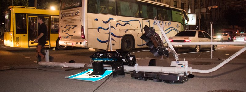 В Киеве на Саксаганского рейсовый автобус снес светофор и парализовал движение троллейбусов