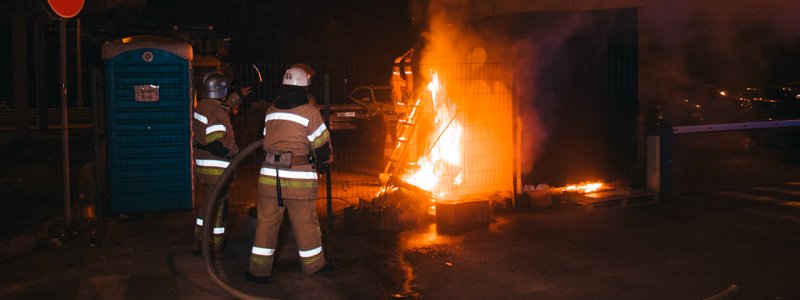 В Киеве на Глушкова неизвестные подожгли стоянку