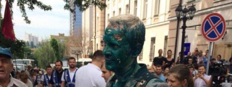 В Киеве возле здания САП проходит акция с метанием тортов и зеленки