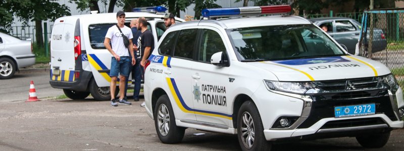 В Киеве на Лесном из-за кражи телефона девушке патрульной дали по лицу