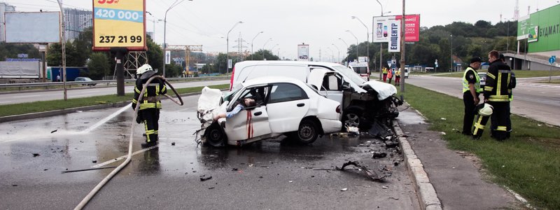 В Киеве на Саперно-Слободской столкнулись Daewoo и Mercedes: двое погибли, двоих госпитализировали