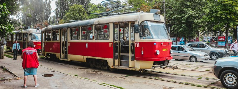 В Киеве пожилой мужчина умер в трамвае на глазах у жены