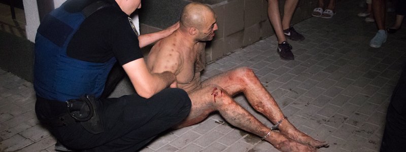 В Киеве на Позняках неадекватный мужчина в крови бил стекла и бросал с высотки шлакоблоки