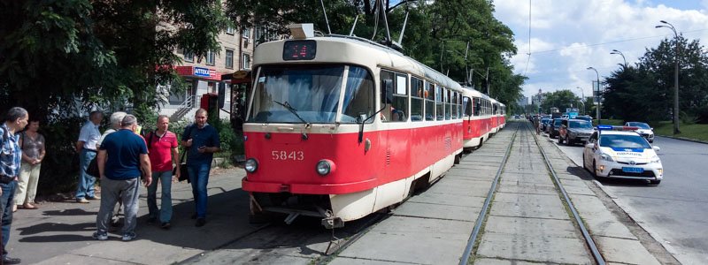 В Киеве на «Берестейской» трамвай снес инкассаторскую  машину