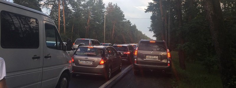 В Киеве из-за масштабной аварии Столичное шоссе сковала огромная пробка