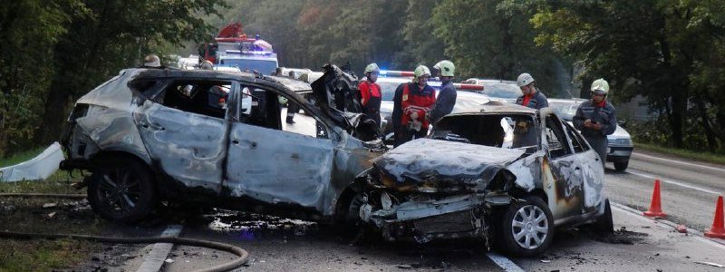 Страшное ДТП на Столичном шоссе в Киеве: семья с ребенком заживо сгорела в авто