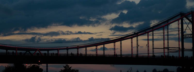 В Киеве покраснел Парковый мост: узнай почему