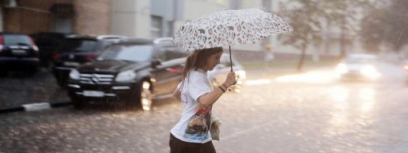 На Киев надвигается гроза, дождь и сильный ветер: что делать в условиях непогоды