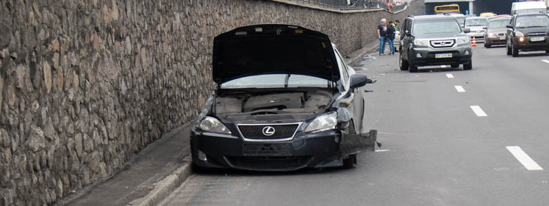 В Киеве на Набережном шоссе не поделили полосу Honda и Lexus: двоих госпитализировали