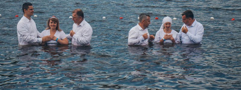 В Киеве в воды Днепра окунулись 500 священнослужителей