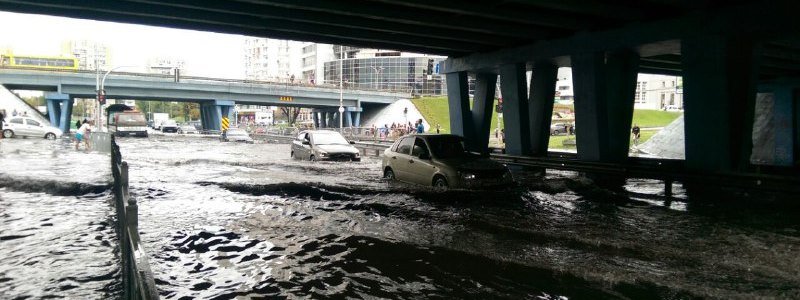 Проливные дожди в Киеве: на "Левобережной" машины плавают в воде