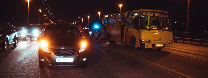 В Киеве на мосту Патона маршрутка с пассажирами попала в ДТП