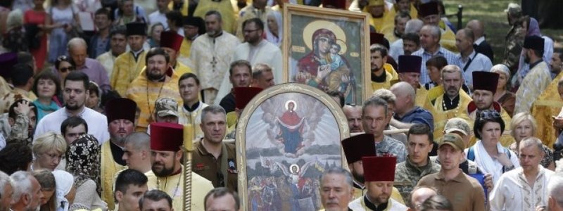 В Киеве священнослужители перекрывают четыре центральные улицы