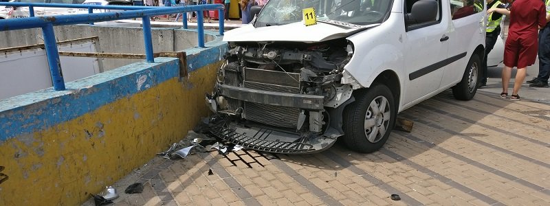 Смертельное ДТП около метро "Дорогожичи": Renault вылетел на тротуар и сбил пешеходов