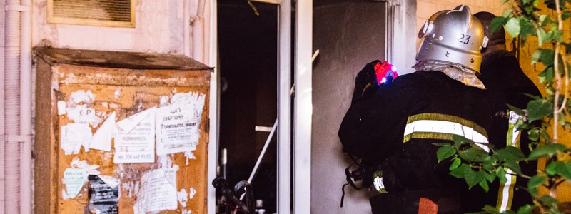 В Киеве на Саксаганского в жилом доме горел офис: жильцов эвакуировали
