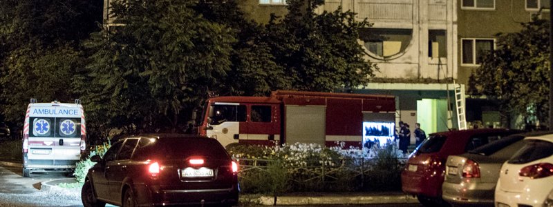 В Киеве на Воскресенке сгорела квартира: пострадали три человека