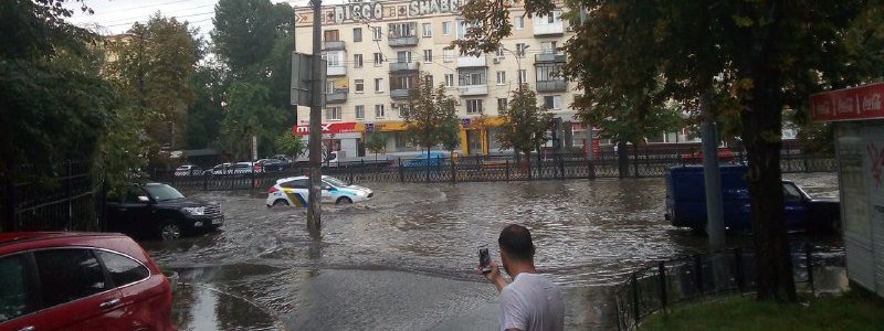 В Киеве дороги превратились в реки: стихия валит деревья и останавливает движение