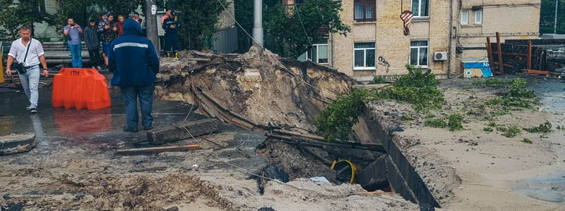 "Дождевой апокалипсис" в Киеве: на Куреневке рухнул мост