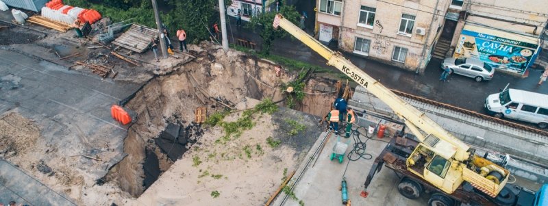 В Киеве из-за ливня обвалился Куреневский мост: как ликвидируют аварию на путепроводе