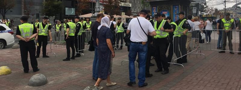 В центр Киева стянули силовиков: людей обыскивают металлоискателем и проверяют сумки