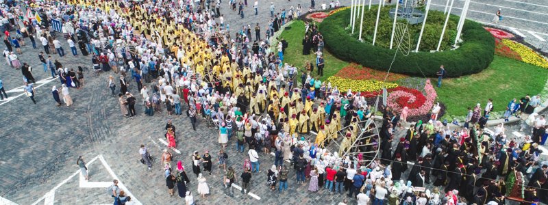 В Киеве проходит Крестный ход: фото с высоты и видео с места событий