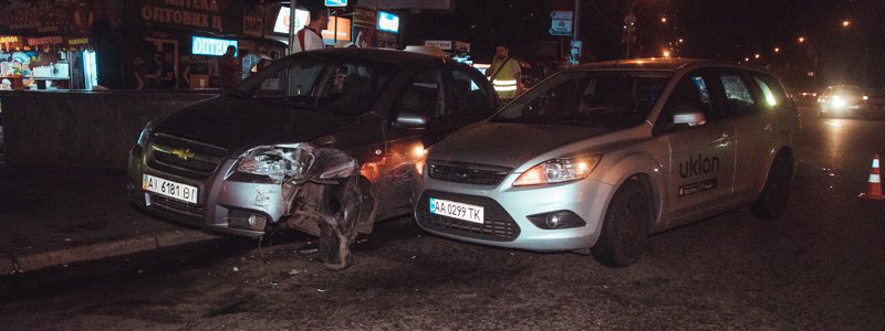 В Киеве на "Житомирской" Skoda протаранила две машины: пострадал пассажир Uklon