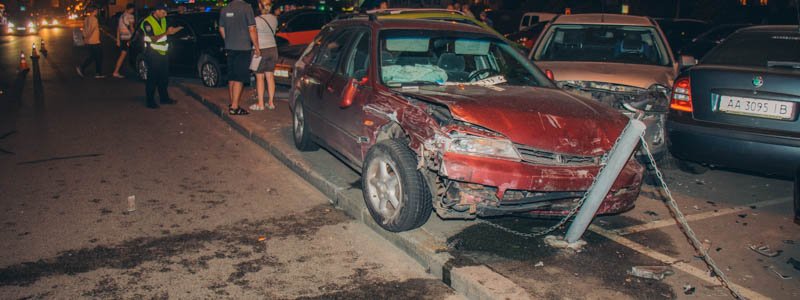 В Киеве у ТРЦ Dream Town пьяный водитель Honda на «евробляхах» разбил 7 машин и уснул