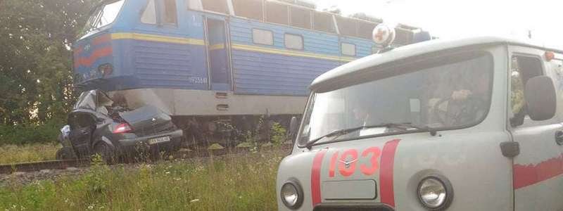 Смертельная авария под Киевом: поезд снес автомобиль Renault