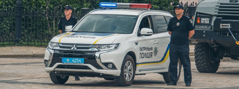 В Киеве водитель Honda, которого остановили за нарушение, протащил по дороге двух полицейских