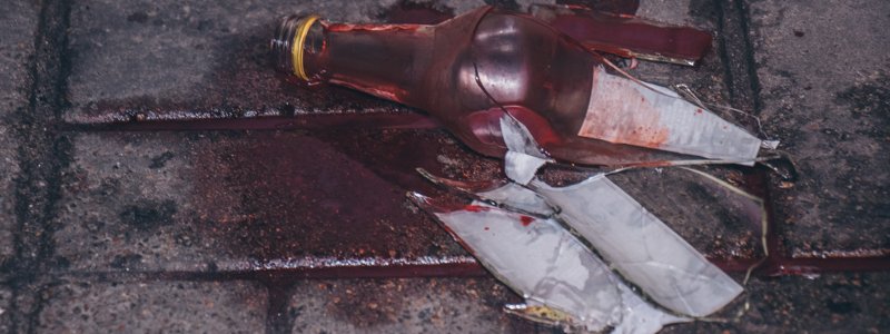 В Киеве на Дарницкой площади мужчина вскрыл себе вены разбитой бутылкой