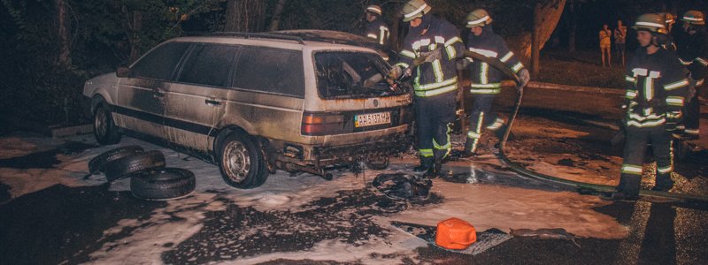 В Киеве на Русановке в масштабном пожаре сгорели две машины
