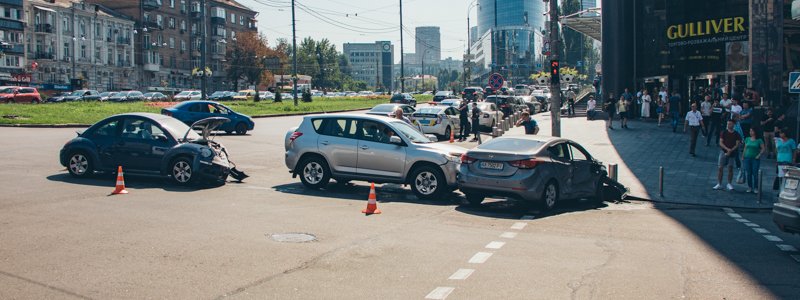 В Киеве возле ТРЦ «Гулливер» Volkswagen проехал на красный, врезался в два авто и загорелся