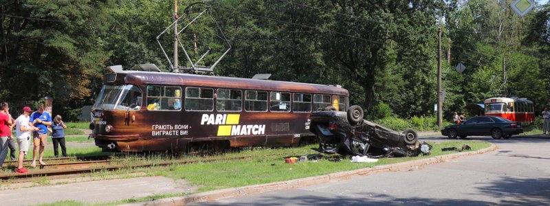 В Киеве в Пуще-Водице Daewoo влетел под трамвай и перевернулся: среди пострадавших ребенок