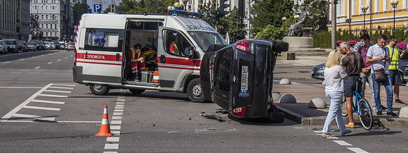 В Киеве на бульваре Шевченко из-за ДТП перевернулся Chevrolet: образовалась пробка