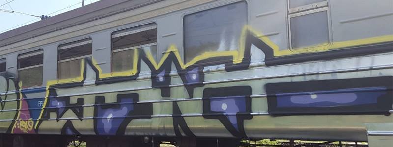 В Киеве банда граффитчиков напала на электричку и забросала пассажиров камнями: видео инцидента