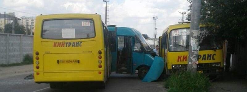 Под Киевом в Вишневом столкнулись три маршрутки: пострадали водители и пассажиры