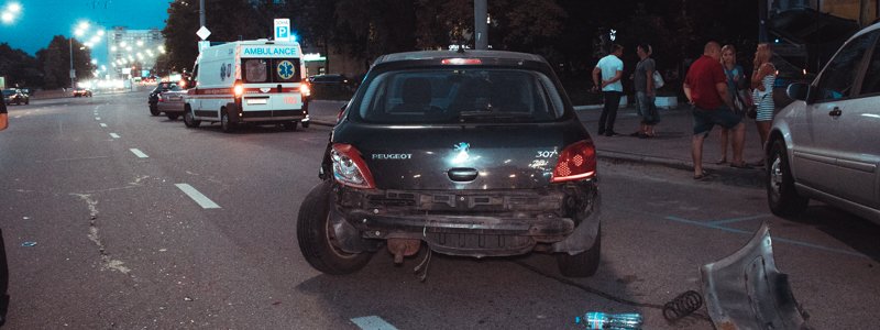 В Киеве на бульваре Леси Украинки Toyota влетела в выезжающий с парковки Peugeot
