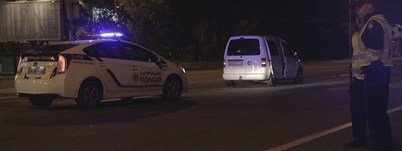 В Киеве возле ТЦ Ларуа Марлен Volkswagen сбил женщину: друзья пострадавшей угрожали водителю и требовали деньги